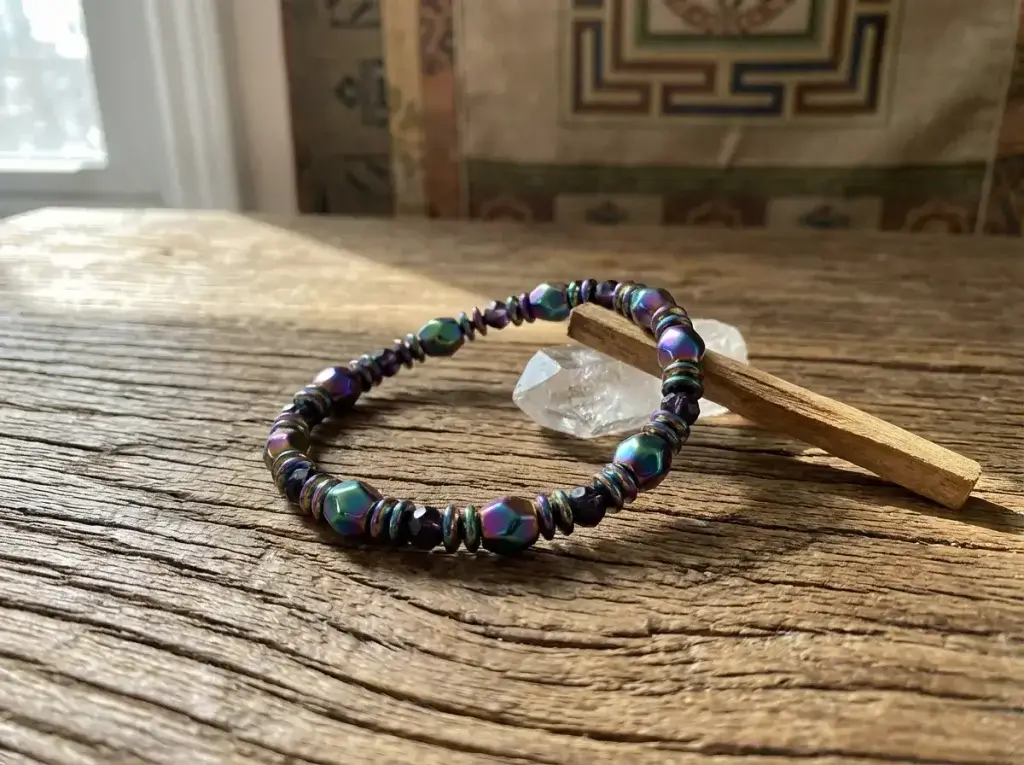 Pulsera de piedras preciosas de chakras con fondo de madera Pulsera de piedras preciosas de chakras con fondo de madera