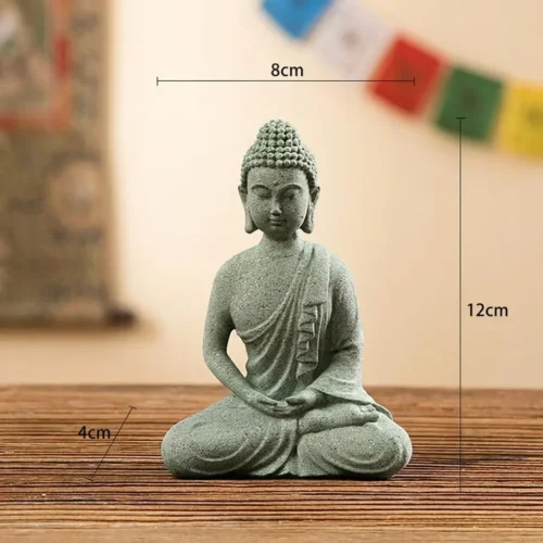 Grøn sandstens tibetansk meditationsbuddhastatue i Dhyana mudra, siddende 8×4×12 cm, med tibetanske bedeflag i baggrunden