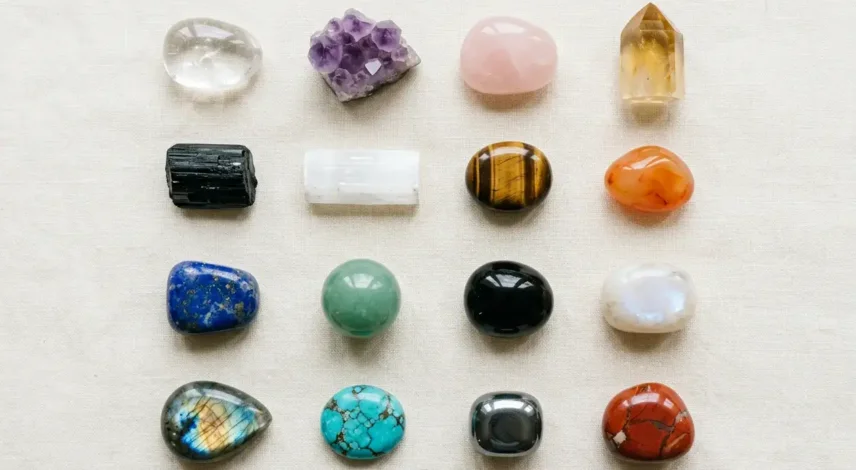 crystal-meanings-chart-beginners Crystal meanings chart showing 16 beginner crystals with their colors, chakras, and traditional meanings
