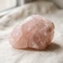 Natuurlijk rozenkwartskristal - De steen van onvoorwaardelijke liefde Natuurlijk rozenkwartskristal — De steen van onvoorwaardelijke liefde