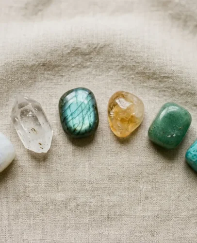 best-crystals-for-new-beginnings-flatlay Six crystals for new beginnings arranged on linen: moonstone, clear quartz, labradorite, citrine, green aventurine, and amazonite