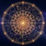 Une roue du thème natal illuminée, avec les signes du zodiaque et les planètes, sur un ciel étoilé.