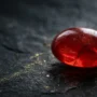 cinabar-feng-šuej-hrdina-bohatství Leštěný šarlatově červený cinabarit používaný ve feng shui pro bohatství a ochranu