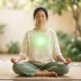 méditation du chakra du cœur lueur verte Personne en méditation, le chakra du cœur brillant d'une lueur verte au centre de la poitrine