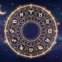 horoskop-zvěrokruh-kolo-noční-obloha-červen-2027 Zářící nebeské kolo zvěrokruhu se všemi dvanácti astrologickými znameními nad hlubokou hvězdnou červnovou noční oblohou pro horoskop na červen 2027.