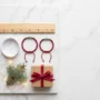 measure-wrist-size-inches-sliding-knot-bracelet.jpg Dua gelang pasangan tali merah yang serasi dikenakan di pergelangan tangan pria dan wanita sebagai simbol persatuan.
