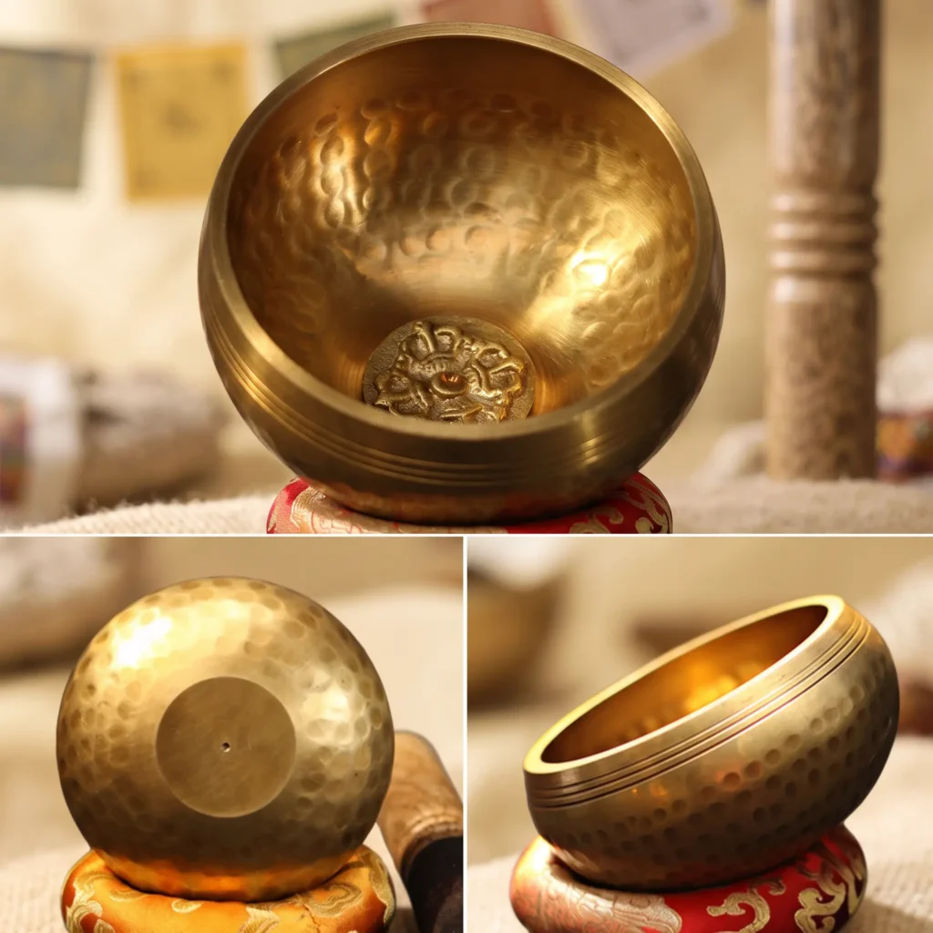 Dettagli della ciotola tibetana per il canto - vista laterale della base del vajra Tre primi piani di una ciotola tibetana in rame realizzata a mano: doppio emblema vajra, disco di base liscio e bordo scanalato su un cuscino rosso.