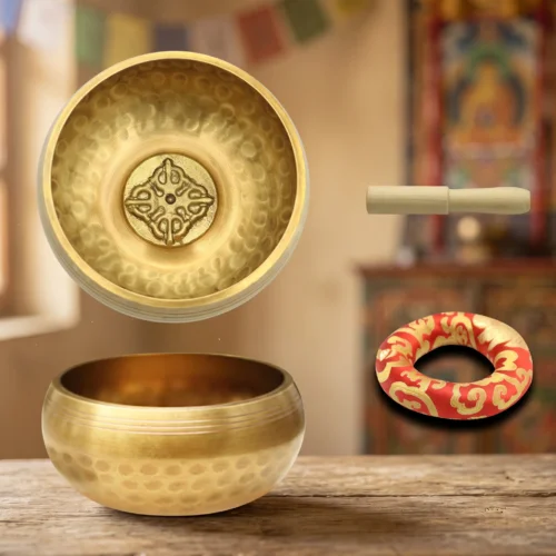 Set di ciotole tibetane in rame: ciotola con doppio vajra centrale, battente in legno e cuscinetto ad anello in broccato rosso-oro.