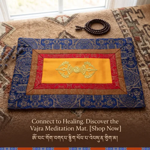 Tikar altar doa vajra Tibet buatan tangan yang menampilkan sulaman vajra ganda emas, pinggiran brokat biru, merah, dan emas, diletakkan di atas tekstil Himalaya tradisional dengan manik-manik mala kayu dan lavender untuk praktik meditasi penyembuhan.